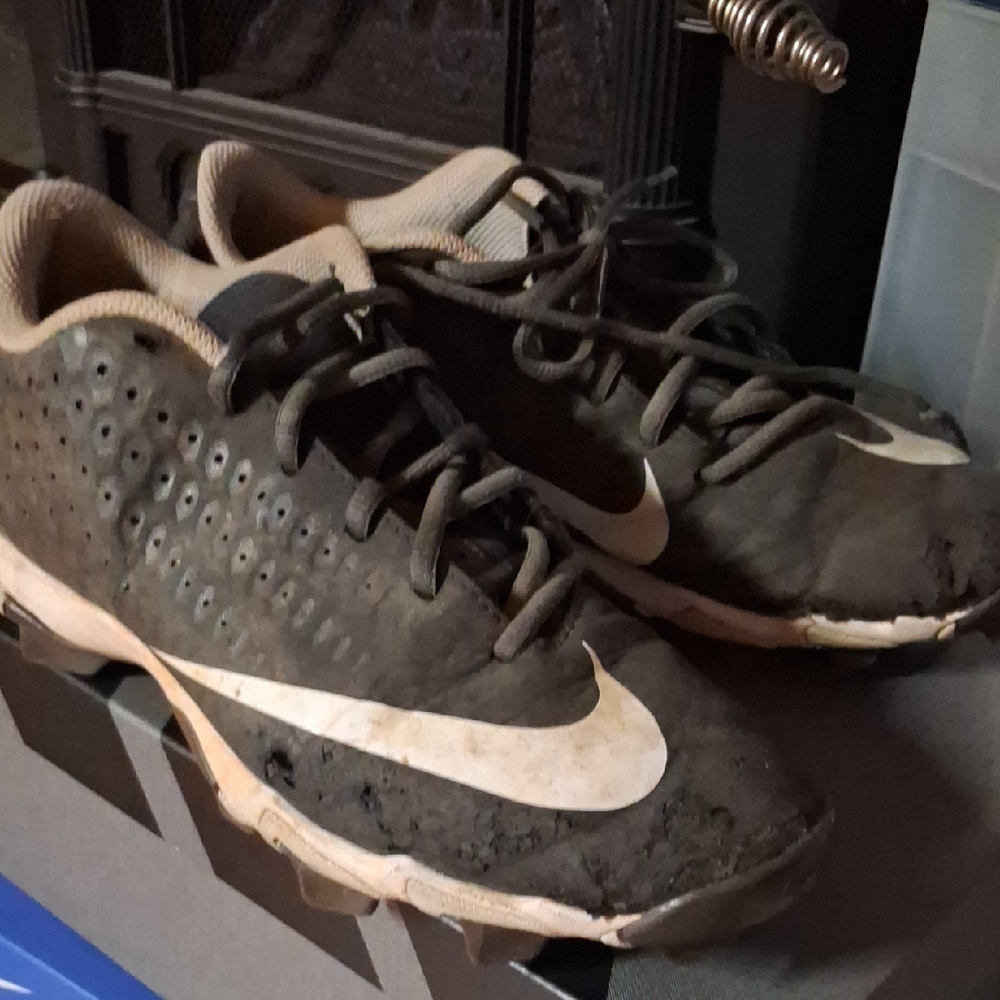 Nike Men's Black and Cream Athletic Shoes